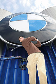 Abschlag aus luftiger Höhe: Martin Kaymer (Foto: BMW AG)